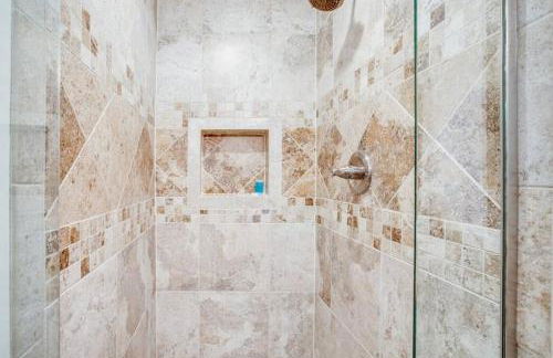 Beautifully Renovated Home Corner of ND and Angela - Foto 26