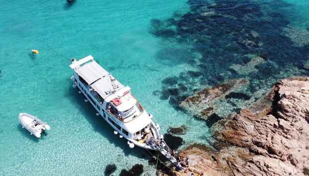 Bateau accosté dans une crique