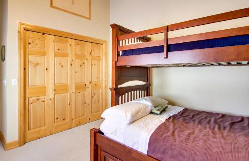 Lakefront Isle Escape with Dock and Fire Pit! - Foto 18