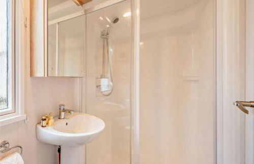 Rated Superb - Award-Winning Family Holiday Park - Live Shows, Themed Events, and Activities for All Ages, Day and Night - WiFi, Netflix, Linens - Gym, Sauna - Spotless, Quiet, Secluded, Parking - Restaurant, Shop, Bar - Foto 21