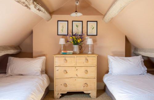 Gleneda Cottage - a renovated, traditional Cotswold cottage full of charm with fireplace and garden - Photo 26