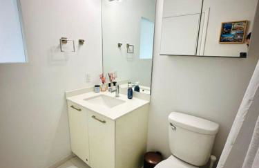 Art-filled Loft 180 Views, Rooftop Pool, Parking - Foto 25