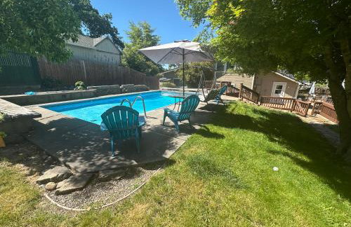 Medford Home And 2 Condos With Pool - Photo 43