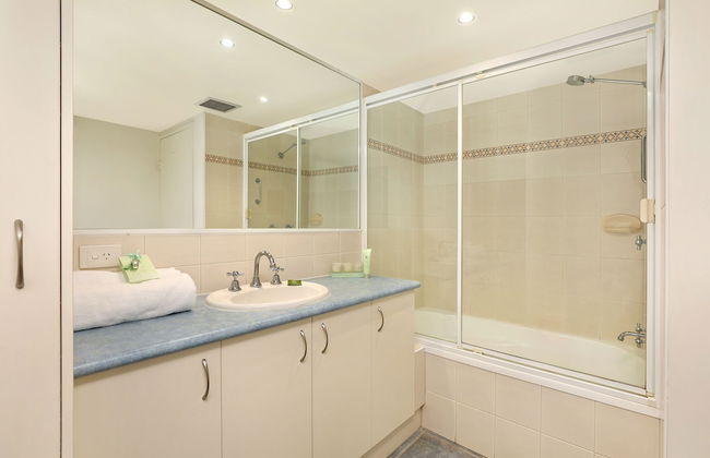 Elouera Tower Beachfront Apartments - Photo 39