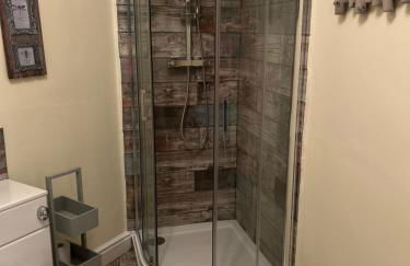 The Buxton Retreat A Luxurious 3-Storey Townhouse with Four Poster Bed and Double Jacuzzi Bath" - Photo 13