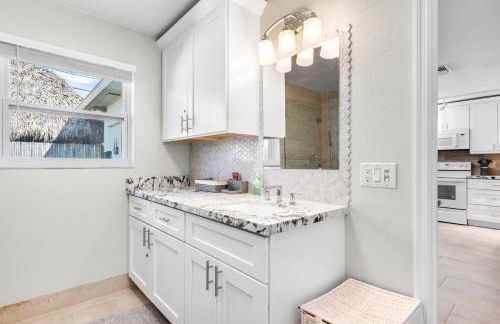 Boho Tiki Villa w Heated Saltwater Pool, King Beds & 6TVs - Photo 34