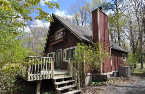 Chalet Retreat w/ Hot Tub, Short Walk to Lake & Pool - Photo 1