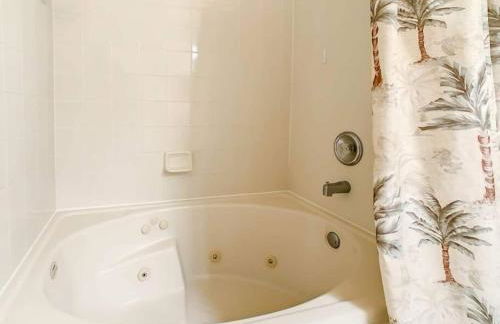 Family retreat w pool, hot tub & games - Foto 32