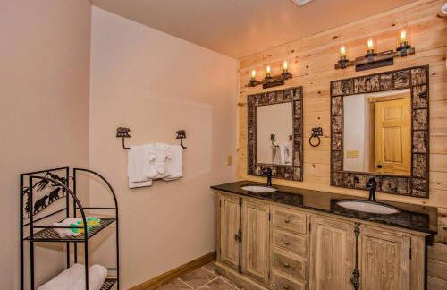 Splashing at the Bluff - Premier Smoky Mountain Views - Indoor Pool Spa - Luxury Cabin - Gatlinburg - Pigeon Forge - Foto 22