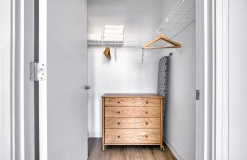 W Loop 2BR w Gym Pool in heart of Greektown CHI-561 - Foto 9