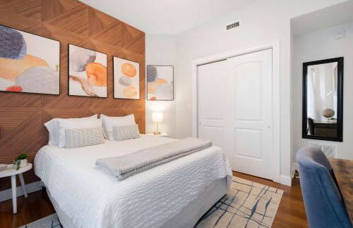 Jennifer's Chic 2nd Floor Apt Private Deck w Views - Photo 9