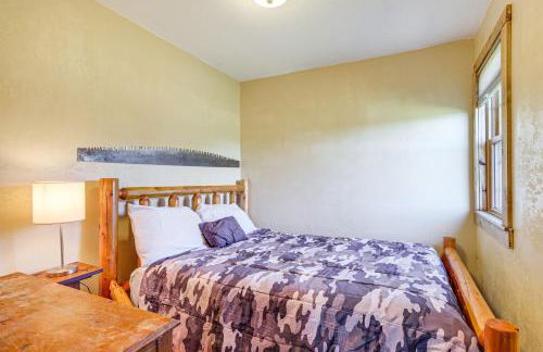 Pellston Farmhouse with Snowmobile Trail Access! - Foto 13