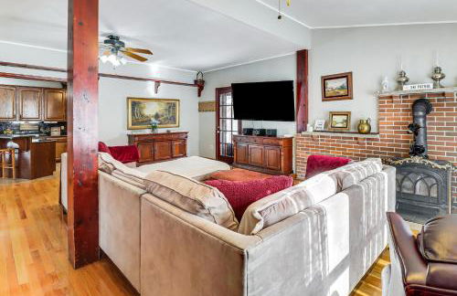 4 Mi to Camelback! Group-Friendly Poconos Cabin - Foto 7