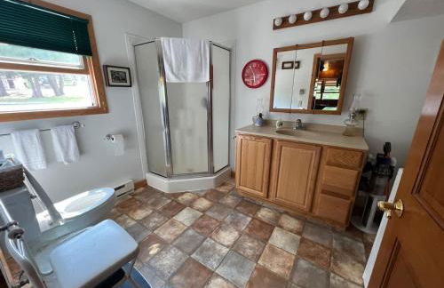 'Northside' Cottage w screened in porch - Photo 17