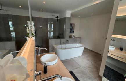 Exklusives Architektenhaus, Pool und Privateinfahrt - Foto 8