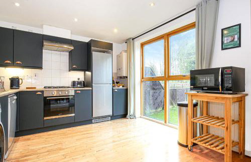 Beautiful City Centre Apartment with Free Parking, Fast-Wifi, SmartTV with Netflix and Private Garden by Yoko Property - Foto 8