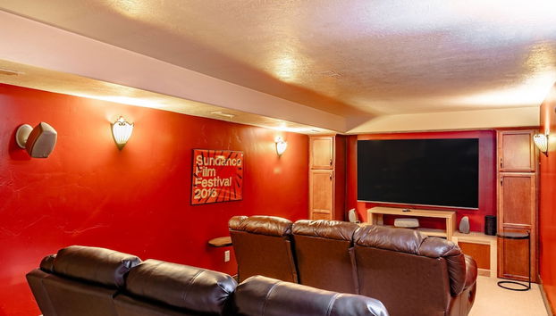 Red Hawk by Avantstay Charming Cabin w Theatre Spa 5mins to Deer Valley Mtn - Foto 3, Habitación