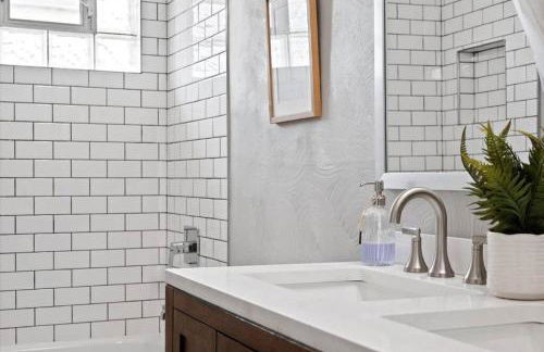 Cozy Southside Pitt home w/ Pool Table +Yard - Foto 10