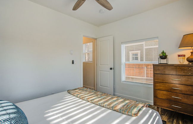 1brlovely Stylish Downtownclose To Everything - Photo 5