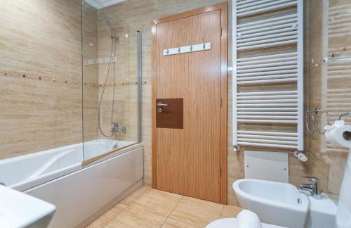 Host Wise - Deluxe Spacious House with Terrace & Jacuzzi - Foto 20