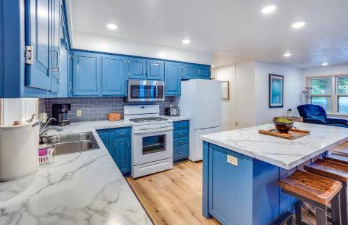 Waterfront Spirit Lake Vacation Rental with Dock! - Foto 9