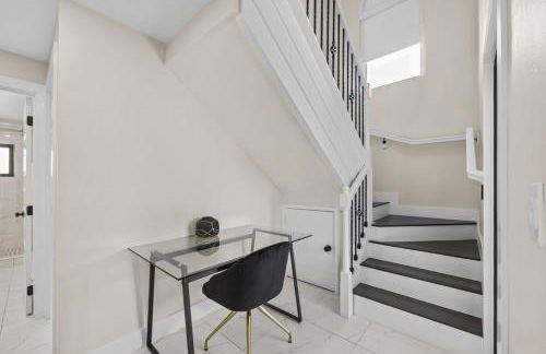 Luxe Pool Home minutes from the beach! - Photo 6