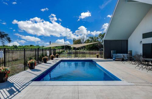 Modern Cabin Near Cheney Lake W Pool and Hot Tub - Foto 31