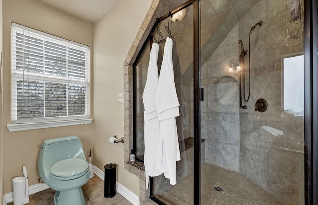 The Elizabeth Haus Upper Suite - Photo 15