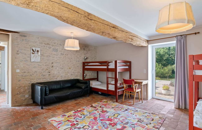 Charming Holiday Home in Yevre-la-ville With Pool - Foto 7