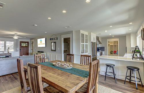 Lakefront Family Home for 12 w Picturesque Views & Patio - Foto 11