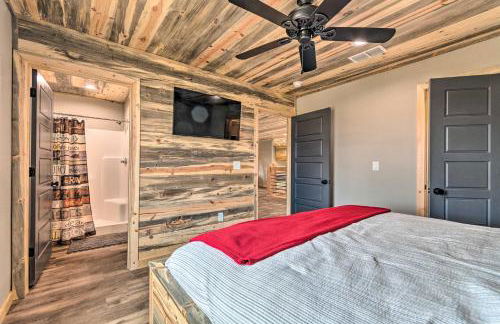 Upscale Riverfront Home with Beach and Fire Pit! - Foto 21