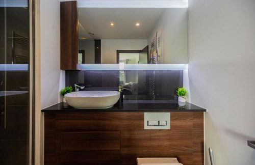 Step Free 2 Bed 2 bath Oasis FlatIClose to David Lloyd Gym with Fully Equipped Kitchen& Parking in DartfordIMins from station and 45 mins into Central London - Photo 38