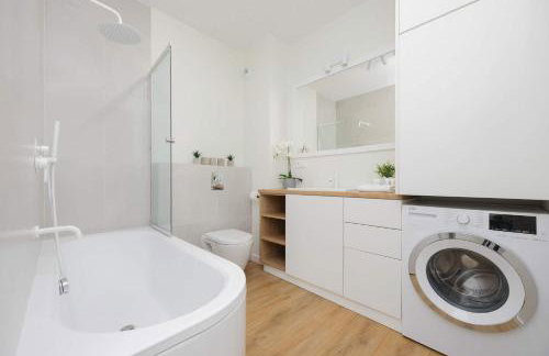 Stylish Apartment by the Lake with Balcony in Zegrze by Noclegi Renters - Foto 6