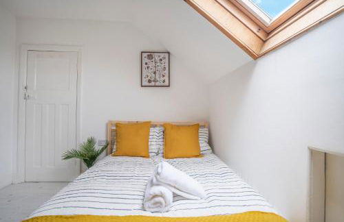 Modern Apartment -Free Parking - by Holiday Homes - Foto 10