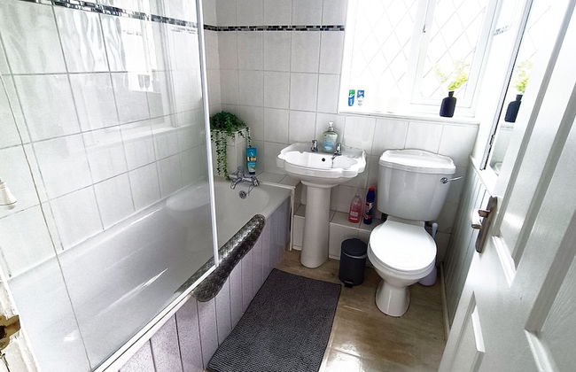 Cozy 3-Bed Family Home with Free Parking - Foto 48