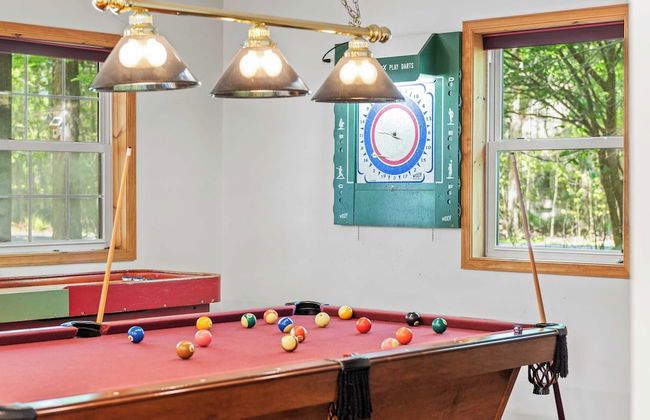 Lake + Pool Access, Game Room, Firepit, Deck Tawny and Peaceful by Avantstay - Foto 11