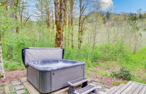 Riverfront Skykomish Cabin with Private Hot Tub! - Foto 23