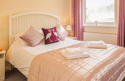 Central 2 Bed House w/ Garden and Free Parking! - Photo 64