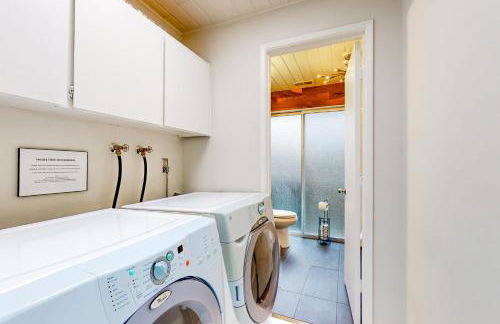 Mid-Century Marvel - Photo 21