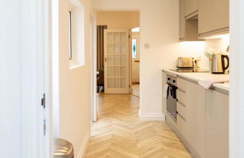 Bright & Airy 2BD - 10 mins walk to Chelt Centre! - Photo 60