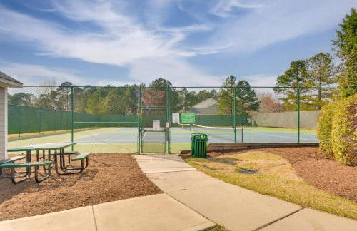 Fire Pit and Pool Access Quiet Holly Springs Home - Foto 38