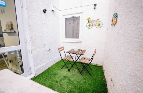 Cozy Cardiff Studio - City Center Gem with Patio - Photo 13