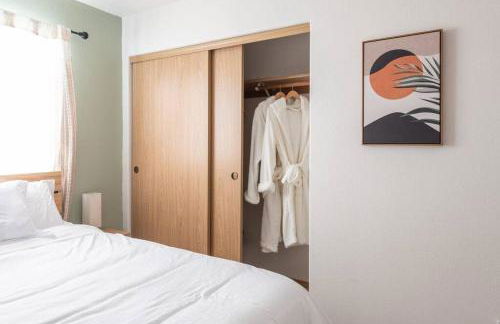 Cozy 2 bedroom condo walking distance from the beach - Foto 9