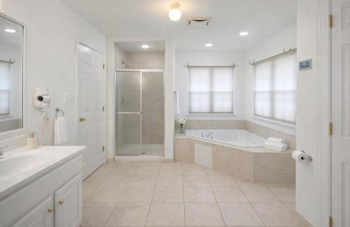 Luxury 5BR Retreat - Hot Tub - Game Room - 2 Fire Pits - Foto 35