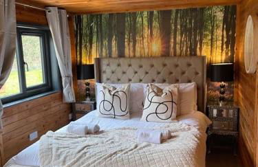 Otter 1 - Private Hot Tub - Bali Inspired Lodge - Bath - Longleat - Wiltshire - Photo 27