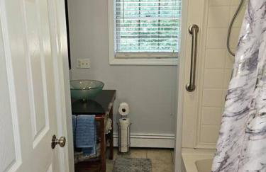 Adorable 1 bedroom with off-street parking - Foto 7