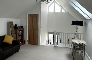Charming King Bed Ensuite Studio in Peaceful West Challow - Photo 6