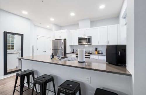 Modern 2BR 2BA Condo Sleeps 8 with Gym Laundry 20 Min to NYC - Foto 7