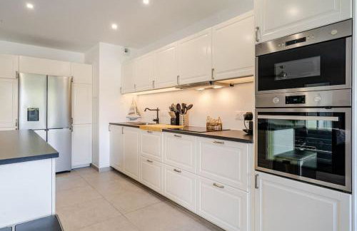 Newly Built Apartment with Pool, Walk to the Beach - Foto 18