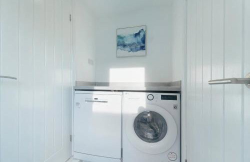 Spacious 4BR on Leafield Rd - Photo 9